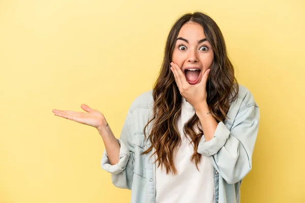 Young Caucasian Woman Isolated Yellow Background Holds Copy Space Palm — Stock Photo, Image