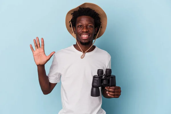 Young African American Man Holding Binoculars Isolated Blue Background Smiling — ストック写真