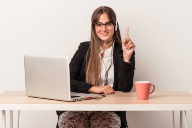 Beyaz arka planda evden işe giden beyaz tenli genç bir kadın bir numarayı parmağıyla gösteriyor..