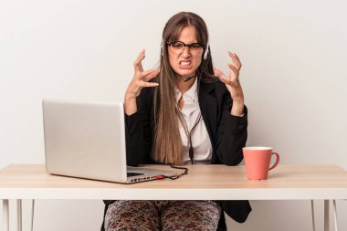 Beyaz arka planda yalnız başına seyahat eden beyaz tenli genç bir kadın gergin elleriyle çığlık atıyor..