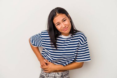 Beyaz arka planda karaciğer ağrısı çeken, karnı ağrıyan genç Latin bir kadın..