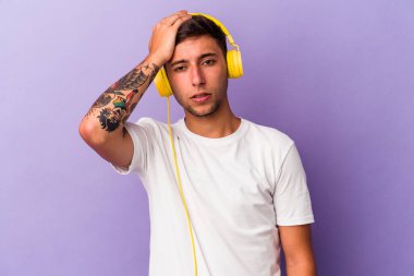 Mor arka planda izole edilmiş müzik dinleyen genç beyaz adam şok geçiriyordu, önemli bir toplantıyı hatırladı..