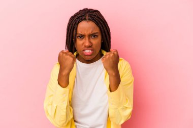 Genç Afrikalı Amerikalı kadın pembe arka planda izole edilmiş gergin ellerle çığlık atıyor..