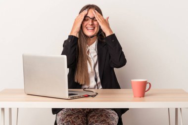 Beyaz arka planda tek başına seyahat eden beyaz tenli genç bir kadın gözlerini kapatıyor, gülümseyerek büyük bir sürpriz bekliyor..