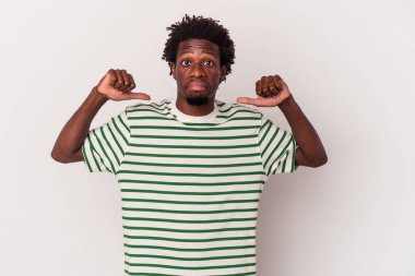 Beyaz arka planda izole edilmiş genç bir Afrikalı Amerikalı gururlu ve kendinden emin..