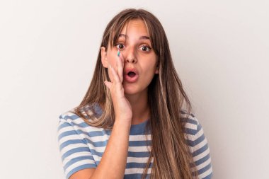 Beyaz arka planda izole edilmiş genç beyaz kadın gizli sıcak fren haberini veriyor ve yana bakıyor.