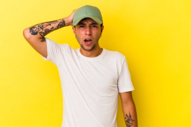 Sarı arka planda dövmeleri olan beyaz bir genç şok geçiriyordu. Önemli bir buluşmayı hatırladı..