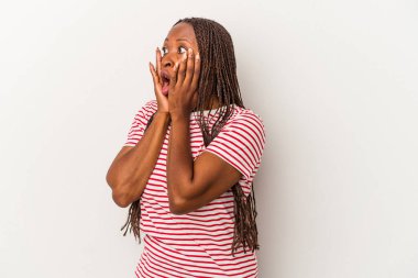 Genç Afrikalı Amerikalı kadın beyaz arka planda izole edilmiş korkmuş ve korkmuş..
