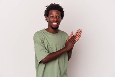 Genç Afrikalı Amerikalı adam beyaz arka planda izole edilmiş enerjik ve rahat hissediyor, kendinden emin ellerini ovuşturuyor..