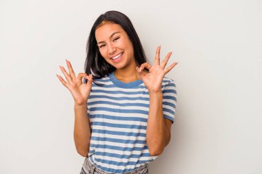 Beyaz arka planda izole edilmiş genç Latin bir kadın neşeli ve kendinden emin..