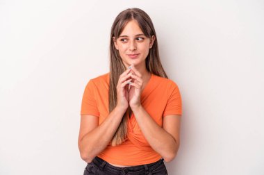 Beyaz arka planda izole edilmiş beyaz bir kadın. Aklında bir plan kuruyor..