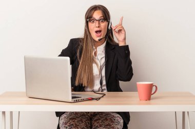 Beyaz arka planda izole bir şekilde seyahat eden beyaz bir kadın bir fikri, ilham verici bir konsepti var..