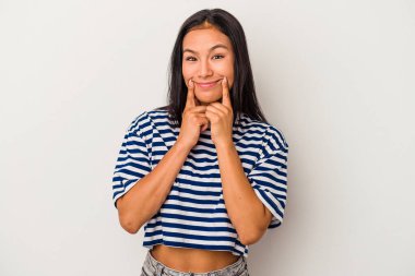 Beyaz arka planda izole edilmiş genç Latin kadın iki seçenek arasında şüphe duyuyor.