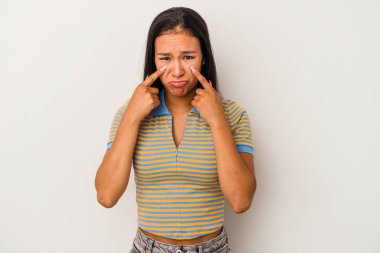 Beyaz arka planda izole edilmiş genç Latin bir kadın ağlıyor, bir şeyden memnun değil, acı ve kafa karışıklığı konsepti..