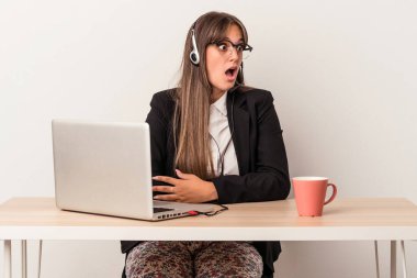 Beyaz arka planda izole bir şekilde seyahat eden beyaz bir kadın gördüğü bir şey yüzünden şoka uğruyor..