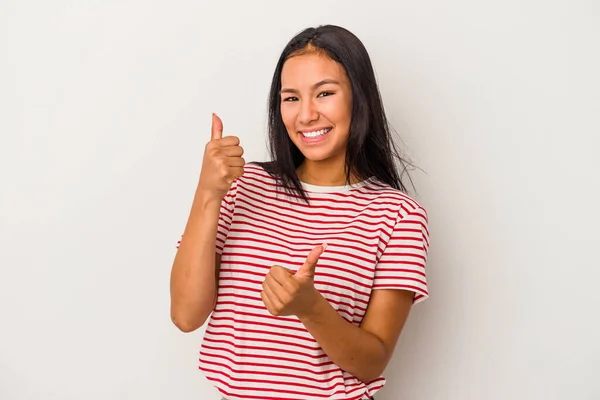 Mulher Latina Jovem Isolado Fundo Branco Levantando Dois Polegares Para — Fotografia de Stock