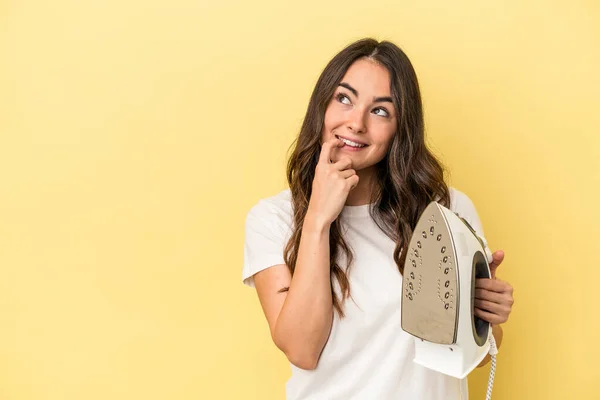 Young Caucasian Woman Holding Iron Isolated Yellow Background Relaxed Thinking — Fotografia de Stock