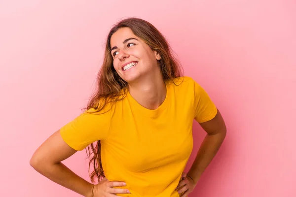 Mujer Joven Caucásica Aislada Sobre Fondo Rosa Confiada Manteniendo Las — Foto de Stock