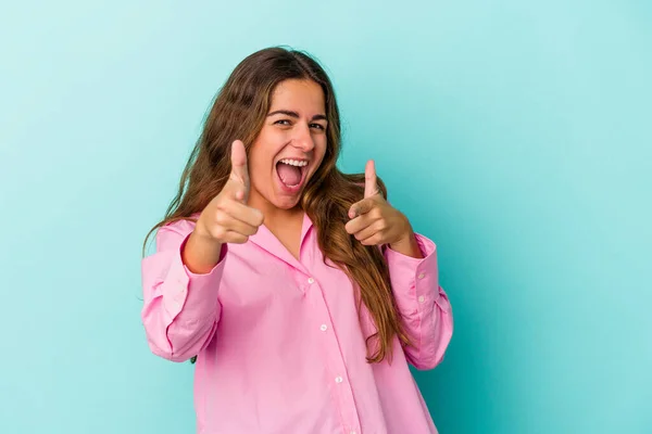 Jonge Kaukasische Vrouw Geïsoleerd Blauwe Achtergrond Vrolijke Glimlachen Wijzend Naar — Stockfoto