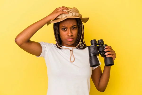 Mladá Africká Průzkumnice Která Drží Dalekohled Izolovaný Žlutém Pozadí Šokována — Stock fotografie