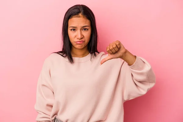 Giovane Donna Latina Isolata Sfondo Rosa Mostrando Pollice Verso Basso — Foto Stock