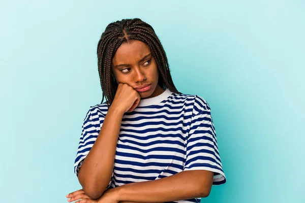 Jong Afrikaans Amerikaans Vrouw Geïsoleerd Blauwe Achtergrond Die Voelt Zich — Stockfoto