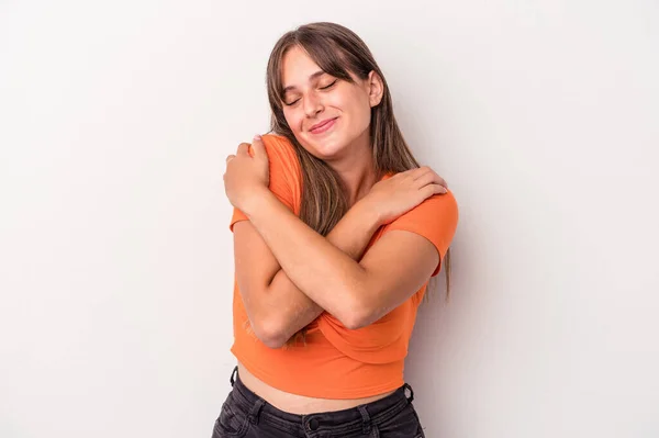 Giovane Donna Caucasica Isolato Sfondo Bianco Abbracci Sorridente Spensierato Felice — Foto Stock