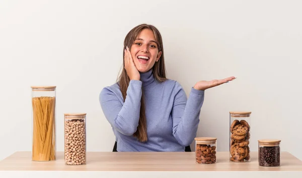 Ung Kaukasisk Kvinna Sitter Vid Ett Bord Med Mat Potten — Stockfoto