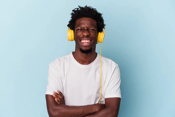 Young African American Man Listening Music Isolated Blue Background Laughing — ストック写真
