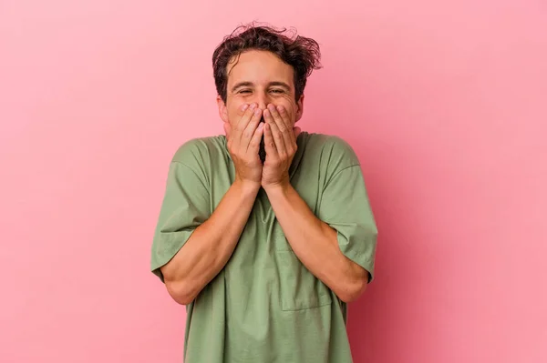 Joven Hombre Caucásico Aislado Sobre Fondo Rosa Riendo Algo Cubriendo — Foto de Stock