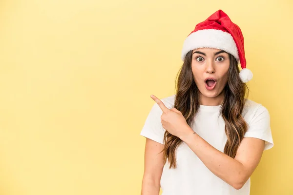 Jovem Caucasiana Celebrando Natal Isolada Fundo Amarelo Apontando Para Lado — Fotografia de Stock