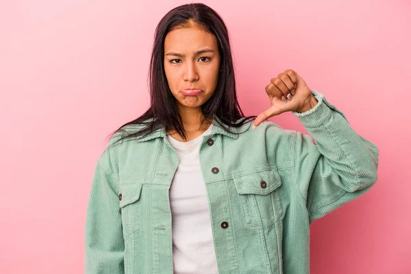 Mulher Latina Jovem Isolado Fundo Rosa Mostrando Gesto Antipatia Polegares — Fotografia de Stock