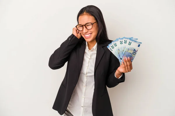 Jonge Business Latijn Vrouw Met Rekeningen Koffie Geïsoleerd Witte Achtergrond — Stockfoto