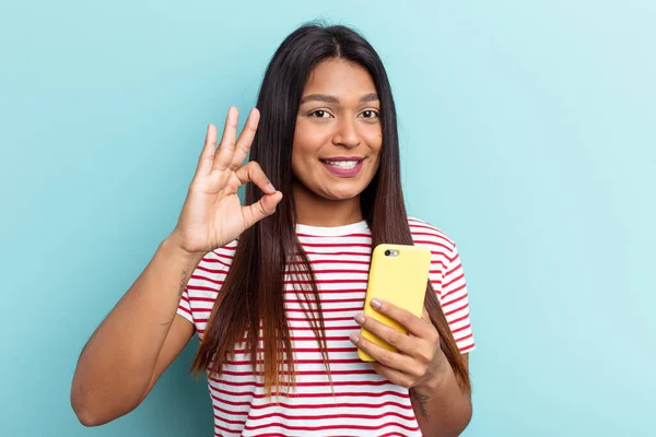 Jeune Femme Vénézuélienne Tenant Téléphone Portable Isolé Sur Fond Bleu — Photo