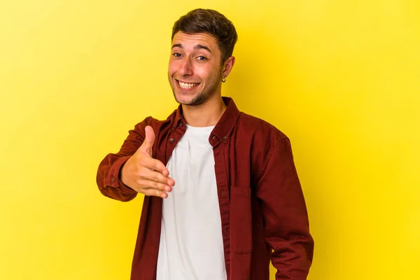 Jovem Caucasiano Com Tatuagens Isoladas Fundo Amarelo Esticando Mão Câmera — Fotografia de Stock