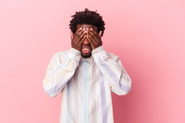 Jonge Afrikaanse Amerikaanse Man Geïsoleerd Roze Achtergrond Bang Voor Het — Stockfoto