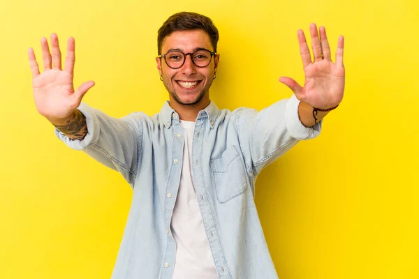 Νεαρός Καυκάσιος Τατουάζ Κίτρινο Φόντο Που Δείχνει Νούμερο Δέκα Χέρια — Φωτογραφία Αρχείου