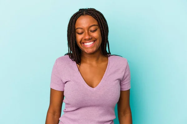 Młoda Afroamerykanka Odizolowana Niebieskim Tle Śmieje Się Zamyka Oczy Czuje — Zdjęcie stockowe