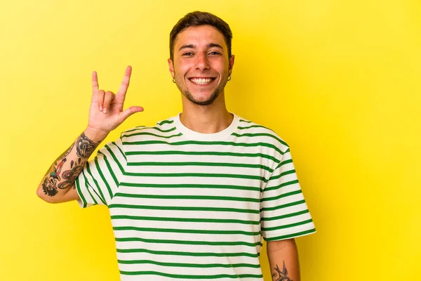 Homem Caucasiano Jovem Com Tatuagens Isoladas Fundo Amarelo Mostrando Gesto — Fotografia de Stock