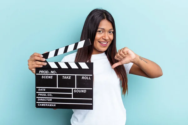 Giovane Donna Venezuelana Che Tiene Una Clapperboard Isolata Sfondo Blu — Foto Stock