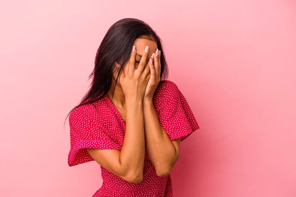 Jeune Femme Latine Isolée Sur Fond Rose Cligner Des Yeux — Photo