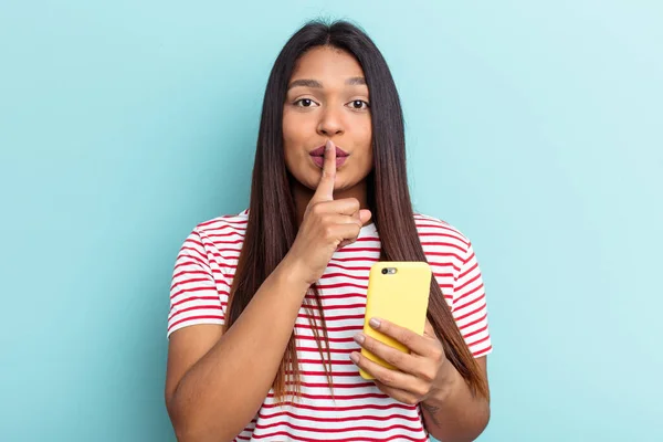 Jeune Femme Vénézuélienne Tenant Téléphone Portable Isolé Sur Fond Bleu — Photo