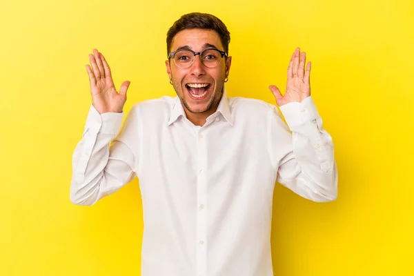 Jonge Blanke Man Met Tatoeages Geïsoleerd Gele Achtergrond Met Een — Stockfoto