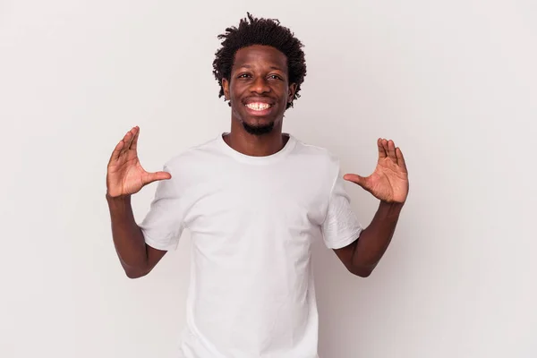 Junger Afrikanisch Amerikanischer Mann Isoliert Auf Weißem Hintergrund Hält Etwas — Stockfoto