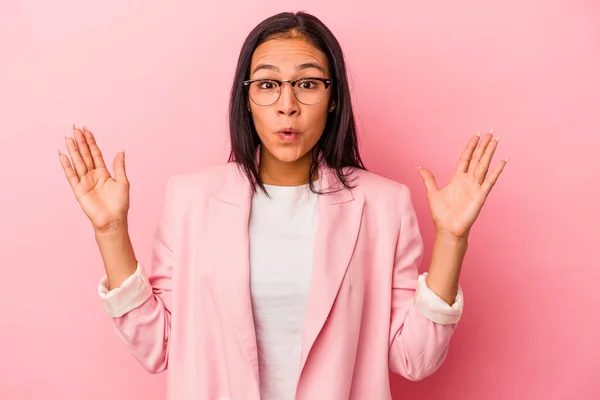 Giovane Donna Latina Isolata Sfondo Rosa Avendo Idea Concetto Ispirazione — Foto Stock