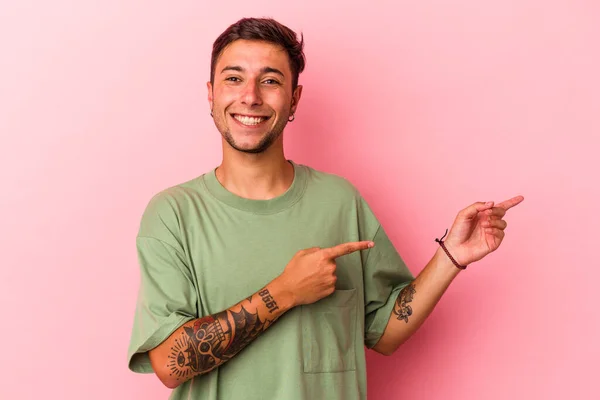 Young Caucasian Man Tattoos Isolated Yellow Background Excited Pointing Forefingers — Foto de Stock