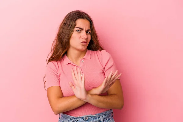 Jovem Caucasiana Isolada Fundo Rosa Fazendo Gesto Negação — Fotografia de Stock