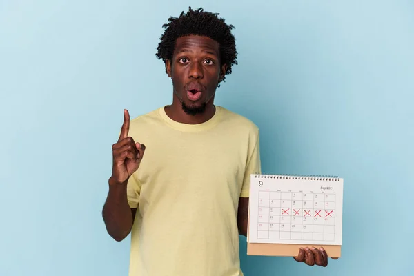 Jonge Afro Amerikaanse Man Met Kalender Geïsoleerd Blauwe Achtergrond Met — Stockfoto
