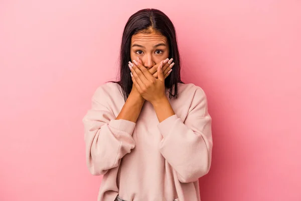 Mujer Latina Joven Aislada Sobre Fondo Rosa Cubriendo Boca Con — Foto de Stock