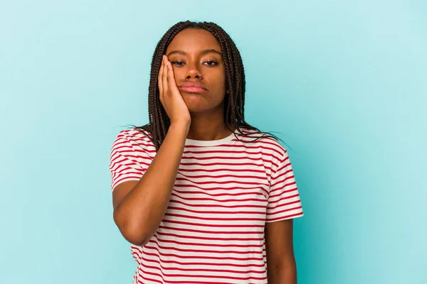 Mladá Africká Američanka Izolovaná Modrém Pozadí Která Cítí Smutná Zamyšlená — Stock fotografie